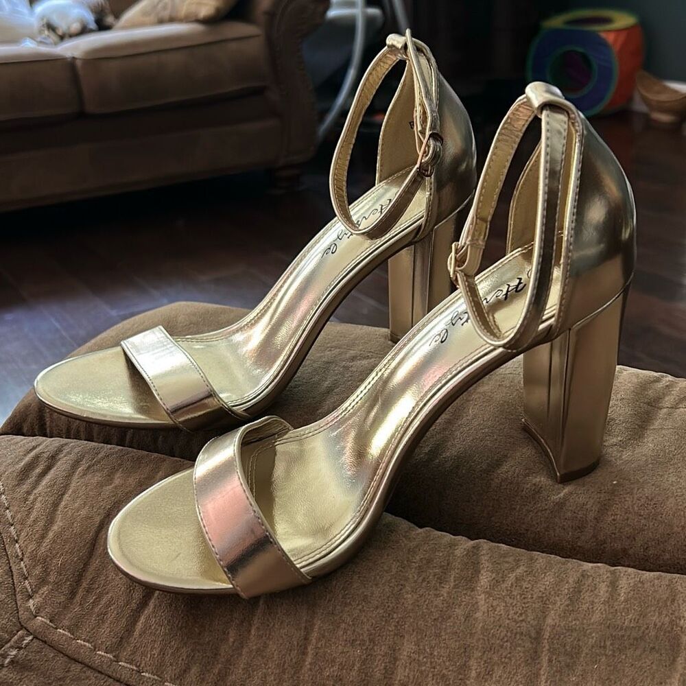 Herstyle Women’s Chunky Block 4” Heels – Open Toe Ankle Strap Sandals, Gold. Siz